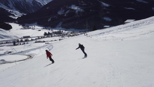 两个人在雪山上滑雪