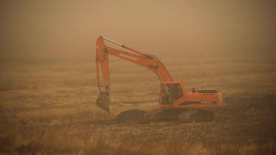 开春种地挖掘机打垄沟雾霾天气沙尘暴