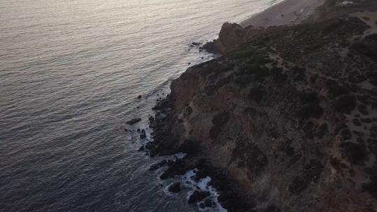 1382_从空中俯瞰多岩石的海岬