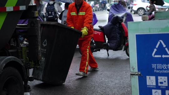 4K劳动工人垃圾回收员回收垃圾实拍视频