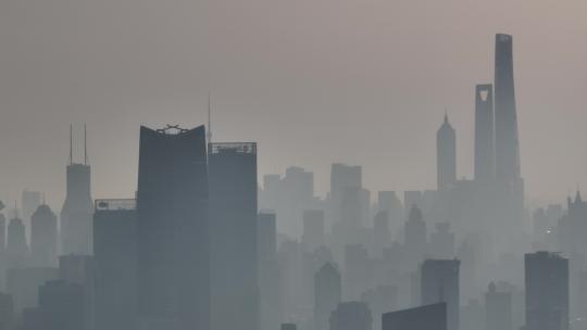 上海陆家嘴CBD高楼雾天航拍