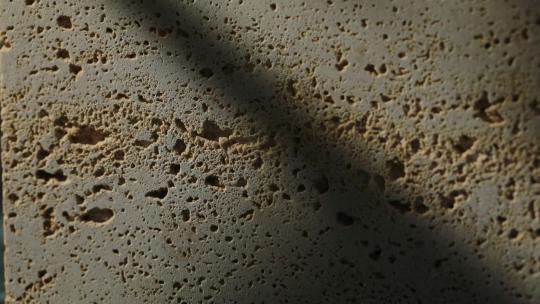 斑驳老墙的光影