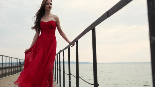 码头上的红裙女人视频素材模板下载