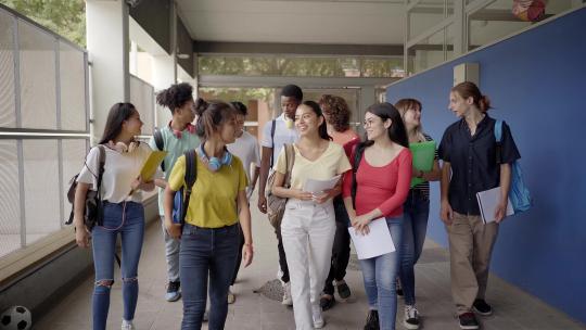 一群学生走在走廊上视频素材模板下载