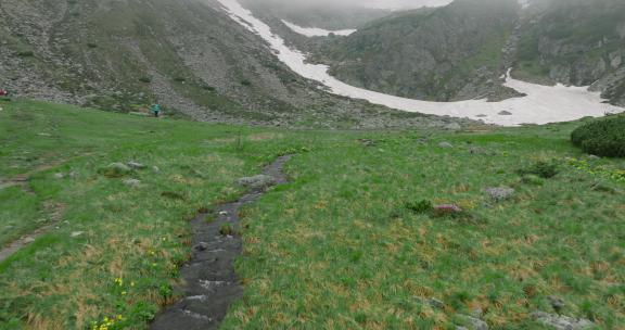 飞过小山河，飞向云中有雪的山湖