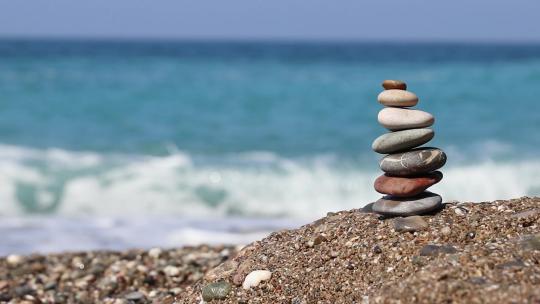 海滩上的禅宗石头