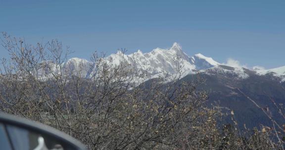 西藏南迦巴瓦峰车辆行驶雪山高山地拍