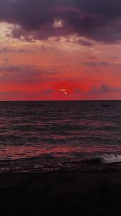 海边夕阳染红的云彩