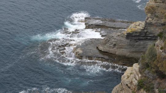 海浪在岩石表面撞击的缓慢运动，塔斯马尼亚，澳大利亚。