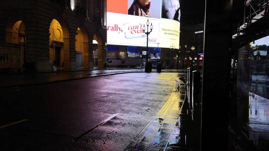 雨夜后的空旷街道