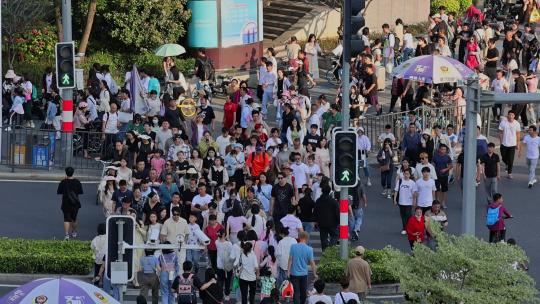 繁华街道路口斑马线人群过马路