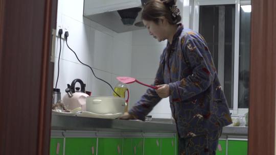 (合集)家庭妇女在厨房做饭视频素材模板下载