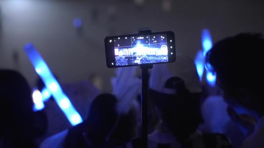 演唱会上用手机录制视频