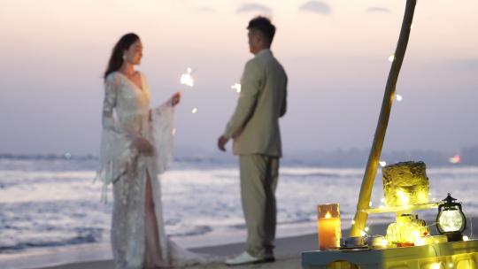 海边夕阳下浪漫的情侣视频素材模板下载