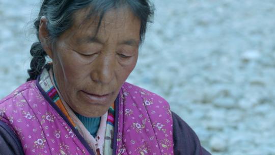 藏族妇女织布劳作近景