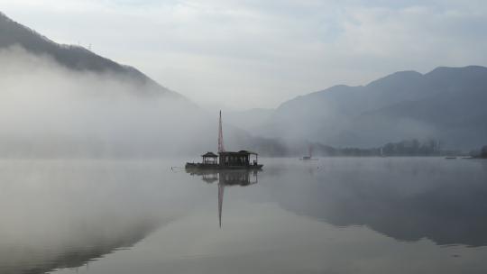 湖北旅游神农架大九湖景区晨雾中的船