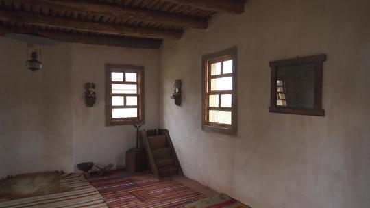 木制天花板的老村清真寺