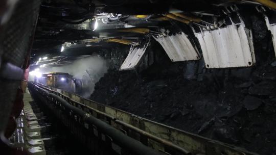 煤矿井下大型机械设备开采作业