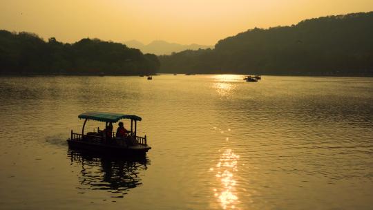 黄昏杭州西湖湖面远山水面夕阳西下落日风景视频素材模板下载