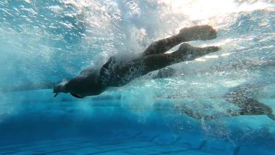 水下拍摄运动员游泳练习