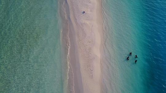 航拍海浪涌向沙滩