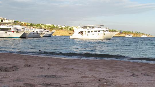 游船抵达埃及海滩上的码头。延时