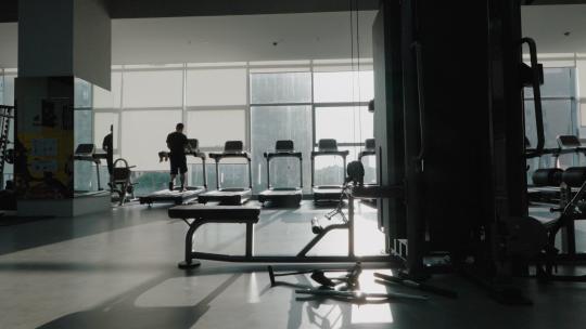 与健身房有关的运动设备以及健康生活方式