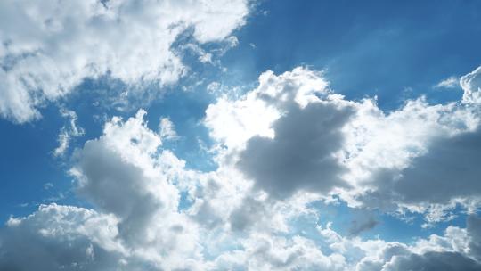 阳光穿过云朵云层天空太阳光芒丁达尔耶稣光视频素材模板下载