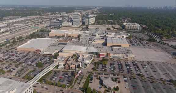 德克萨斯州休斯顿纪念城购物中心地区的航拍。这段视频是在4k拍摄的，以获得最佳图像