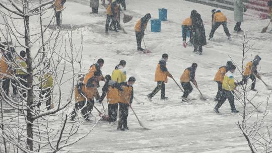 小学生操场上扫雪