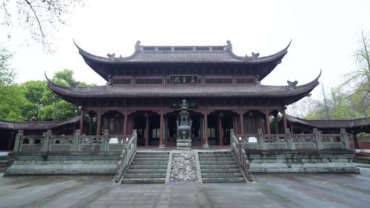 杭州钱王祠春天清明节雨天古建筑自然唯美