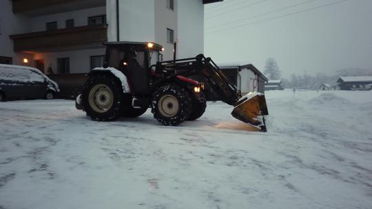 拖拉机在除雪