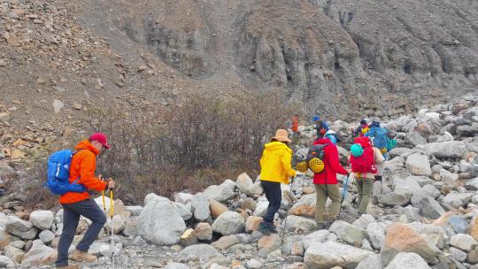 四川甘孜攀登那玛峰的登山者徒步进山