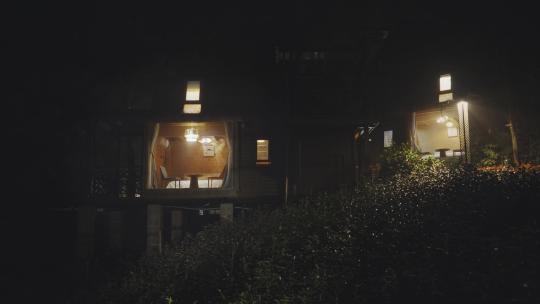 度假酒店小木屋夜景视频素材模板下载