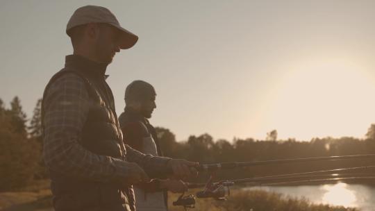 渔民用鱼竿在河边钓鱼视频素材模板下载