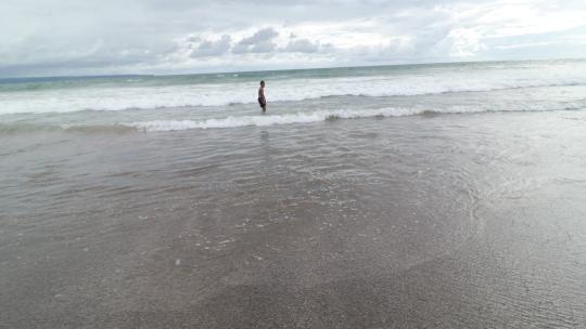 多云晴天巴厘岛海滩东南亚人欢乐海浪奔跑