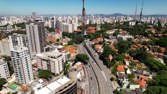 巴西圣保罗市中心五颜六色的苏马雷桥的平移风。