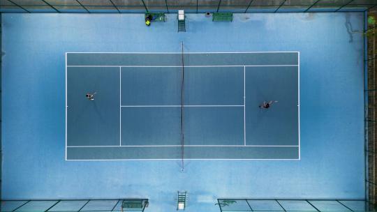 垂直航拍俯视网球场