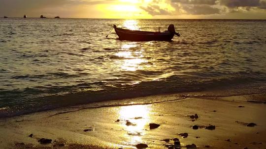 日出后沙滩背景的蓝色大海海滨海滩的浪漫景观