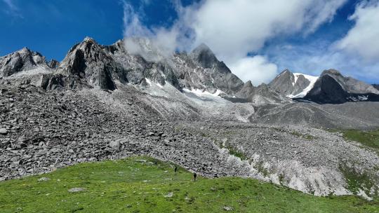 航拍攀登甘孜党岭主峰夏羌拉雪山登山者