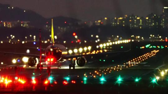夜晚机场跑道飞机起飞灯光闪烁