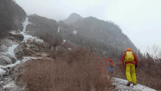 阿坝四姑娘山双桥沟雪中漫步的徒步旅行者