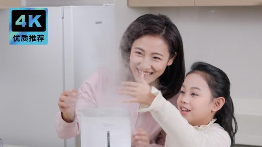母女在加湿器前玩耍母女温馨笑脸陪伴孩子视频素材模板下载