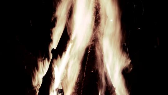 户外露营燃烧的篝火木材燃烧火星火苗