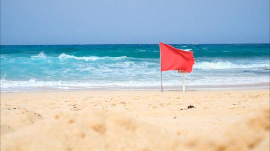 设有红旗警告的夏季海滩——“禁止游泳”——黄色沙滩