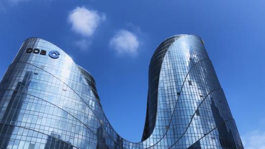 珠海橫琴建设银行大楼玻璃幕墙蓝天白云延时视频素材模板下载