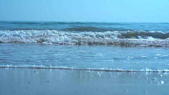 海浪冲到岸边的慢动作