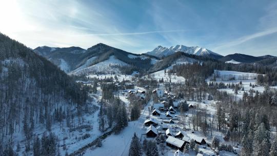 斯洛伐克Tatranska Javorina雪村的鸟瞰图