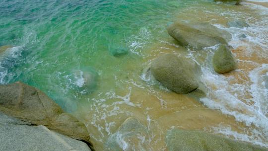 海浪拍打礁石 海浪拍打岩石 海边浪花