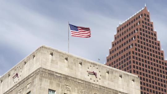市政厅顶部上的美国国旗